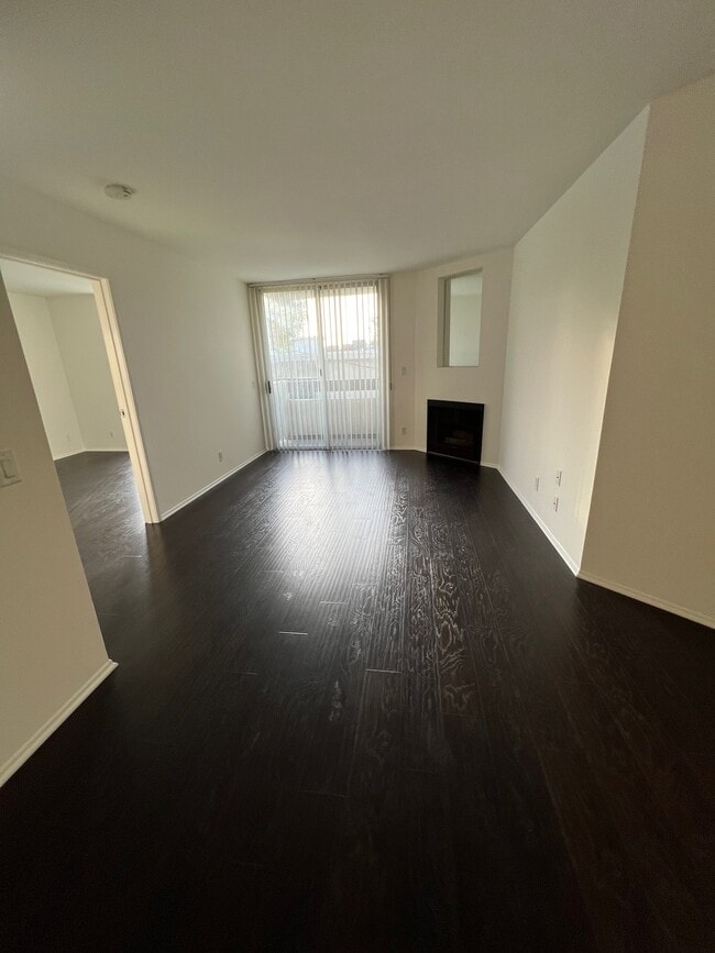 3050 W 4th St, Unit 202 in Los Angeles, CA - Foto de edificio - Building Photo