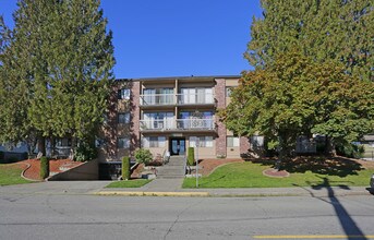 Maple Court in Maple Ridge, BC - Building Photo - Building Photo