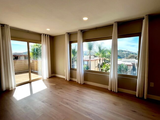 6824 Hyde Park Dr, Unit E in San Diego, CA - Foto de edificio - Building Photo