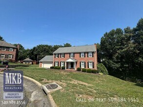 5175 Lakeland Dr in Cave Spring, VA - Foto de edificio - Building Photo