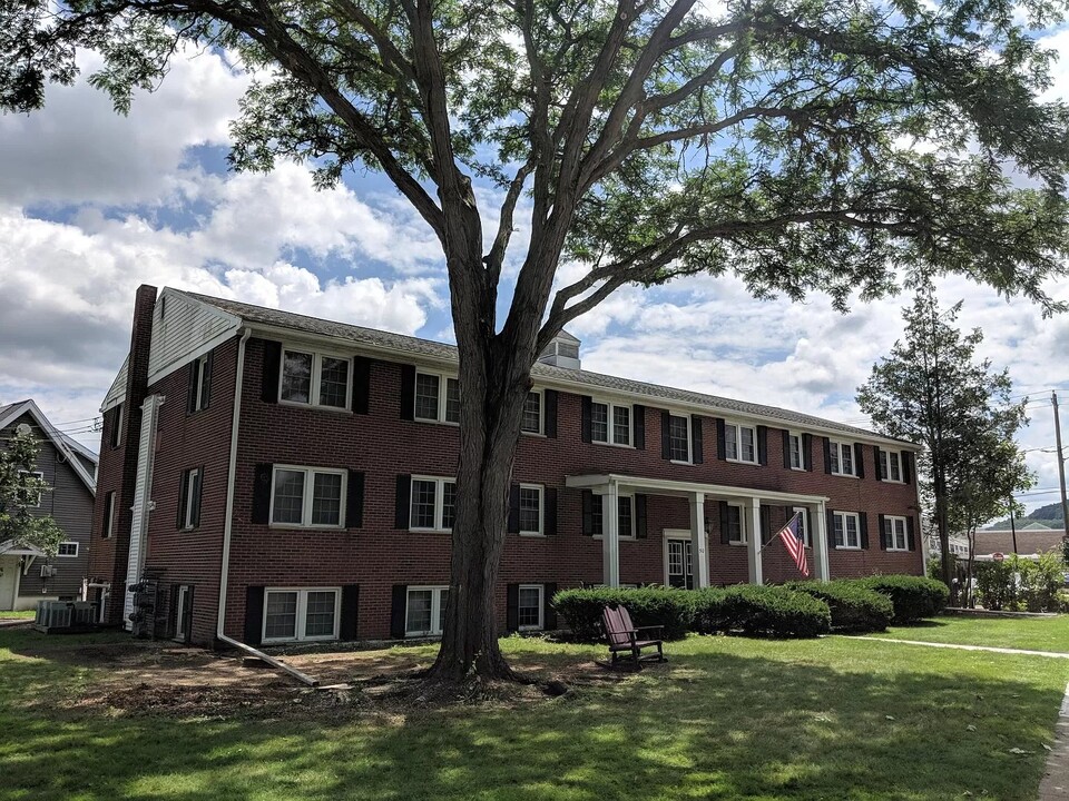 50 Corning Blvd in Corning, NY - Foto de edificio