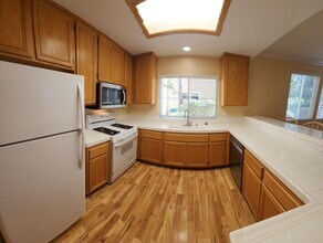 1205 Manzanita Way in San Luis Obispo, CA - Building Photo - Building Photo