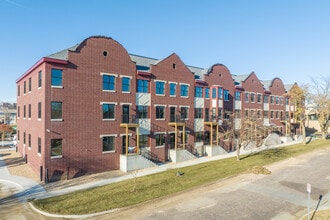 Cedar Rapids Brickstone in Cedar Rapids, IA - Foto de edificio - Building Photo