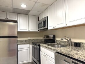 466 Commonwealth Ave, Unit 401 in Boston, MA - Building Photo - Building Photo