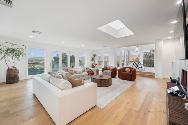 3541 Multiview Dr in Los Angeles, CA - Foto de edificio - Building Photo