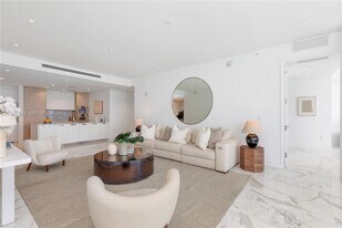 15701 Collins Ave in North Miami Beach, FL - Building Photo