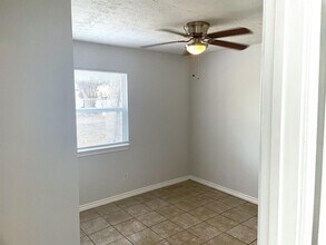 1906 Finfeather Rd in Bryan, TX - Building Photo - Building Photo