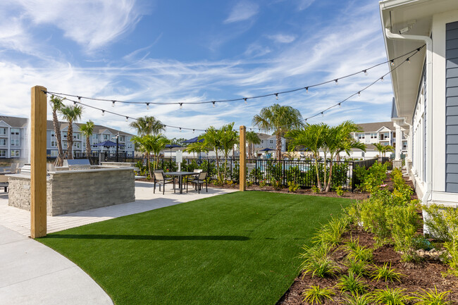 The Pointe at Palm Bay in Palm Bay, FL - Foto de edificio - Building Photo