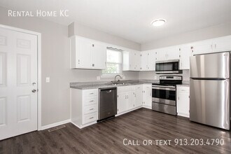 1226 E Cothrell St in Olathe, KS - Building Photo - Building Photo