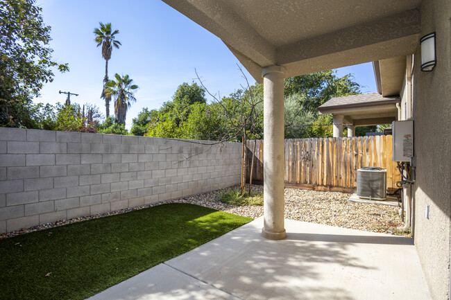 Maroa Court Apartments in Fresno, CA - Building Photo - Interior Photo