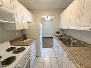 Regency Court Apartments - Kathleen in Guelph, ON - Building Photo - Building Photo