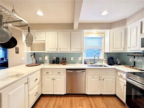 24 High St in Middletown, RI - Building Photo - Building Photo