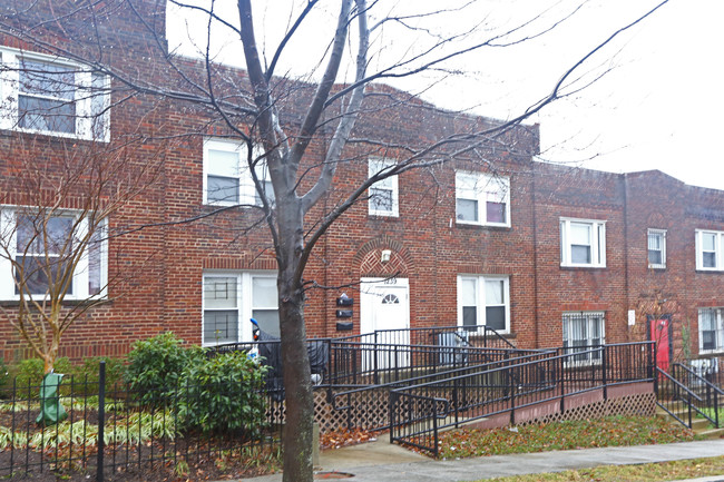 1239 Holbrook Ter NE in Washington, DC - Building Photo - Building Photo