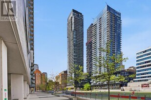 39 Roehampton Ave in Toronto, ON - Building Photo