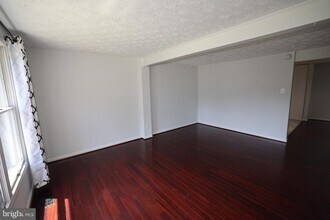 5564 Caithness Ct in Fairfax, VA - Foto de edificio - Building Photo