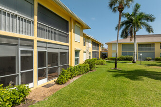 351-401 Charlemagne Blvd in Naples, FL - Building Photo - Building Photo