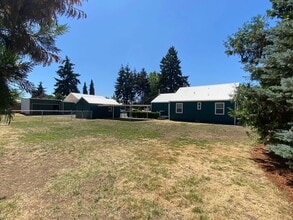 1555 S Second St in Lebanon, OR - Foto de edificio - Building Photo