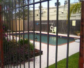 4405 Barnett St. Unit D in Metairie, LA - Foto de edificio - Building Photo