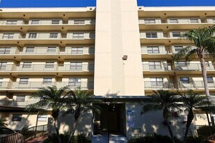 800 Cove Cay Dr in Clearwater, FL - Building Photo