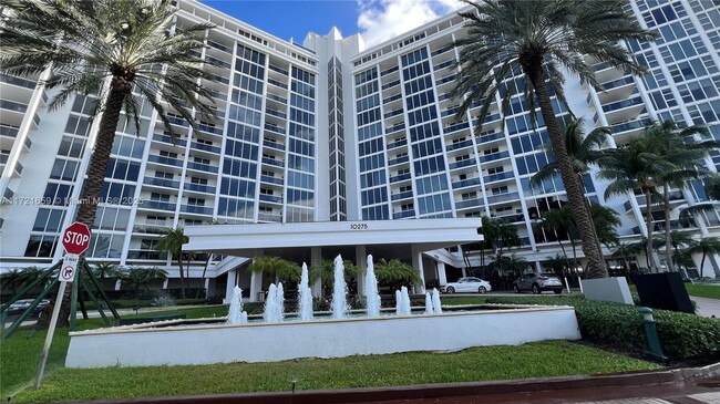 10275 Collins Ave, Unit # 306 in Bal Harbour, FL - Foto de edificio - Building Photo