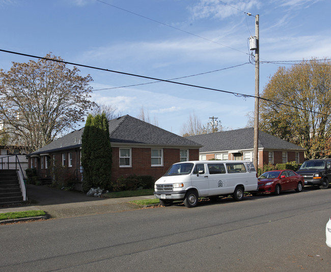 135 NE 18th Ave in Portland, OR - Foto de edificio - Building Photo