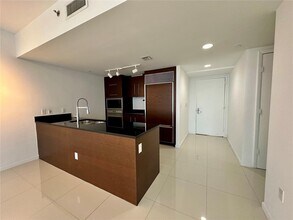 475 Brickell Ave, Unit 1614 in Miami, FL - Building Photo - Building Photo