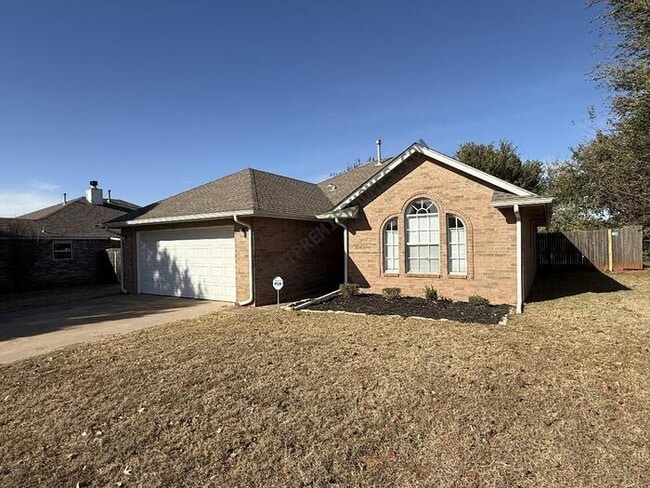 325 W Strasburg Way in Mustang, OK - Building Photo - Building Photo