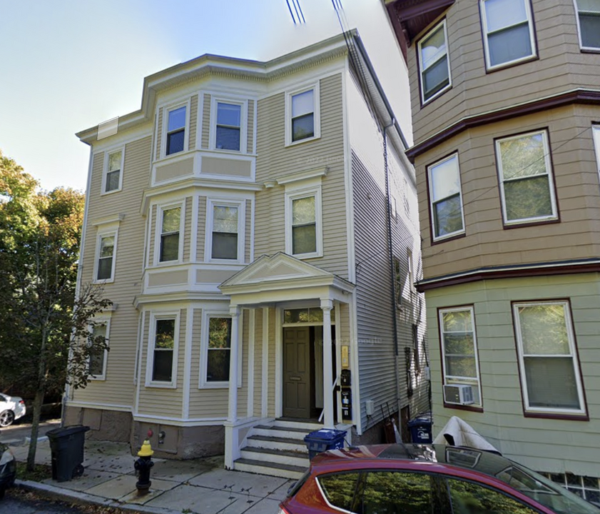 32 Fisher Ave, Unit 1 in Boston, MA - Building Photo