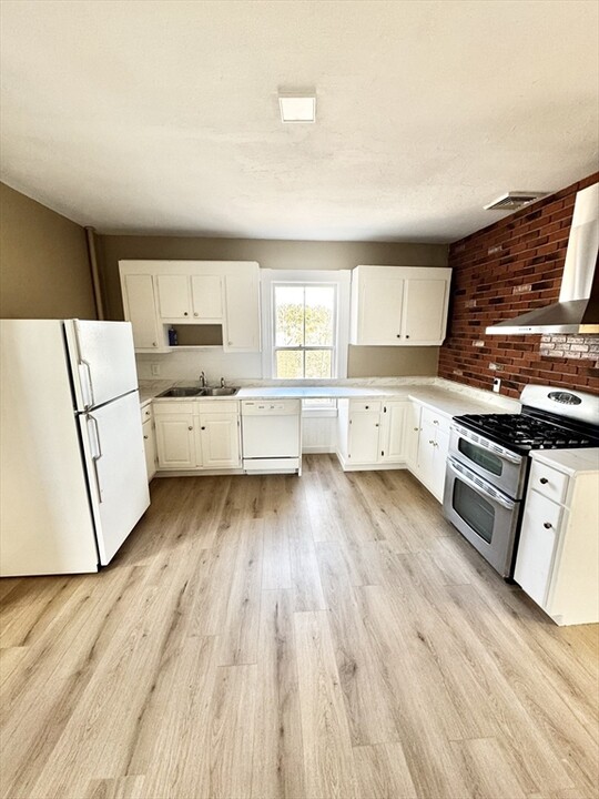 30 Spruce St in Clinton, MA - Building Photo