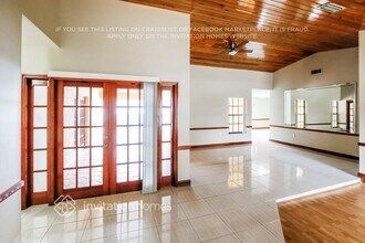 16630 NW 82nd Ave in Hialeah, FL - Foto de edificio - Building Photo