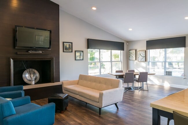 Skyridge Club Apartments in Crystal Lake, IL - Foto de edificio - Building Photo