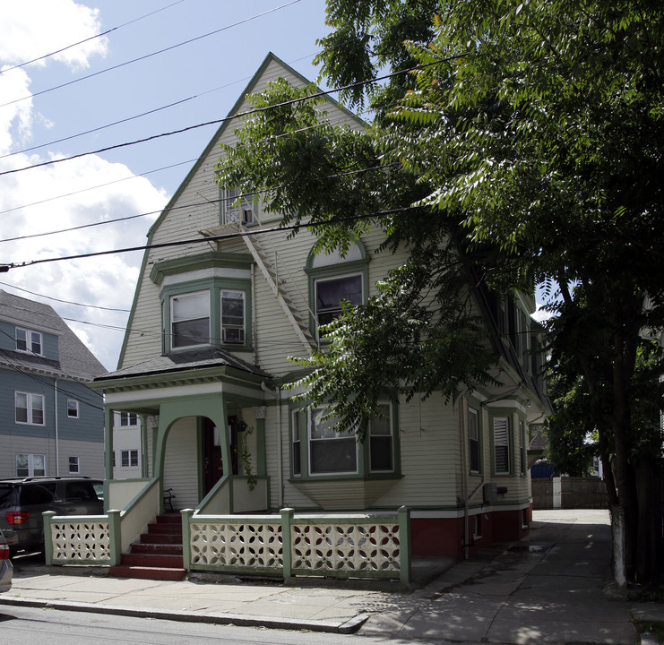 16-18 Bellevue Ave in Providence, RI - Building Photo