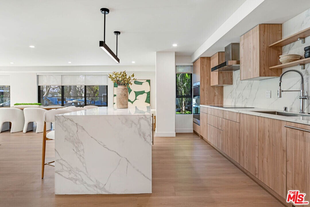 350 N Palm Dr in Beverly Hills, CA - Building Photo