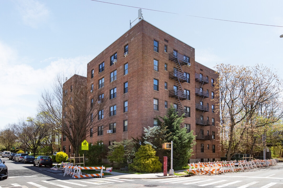 21610 77th Ave in Oakland Gardens, NY - Building Photo