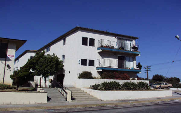 322-330 W 9th St in San Pedro, CA - Building Photo