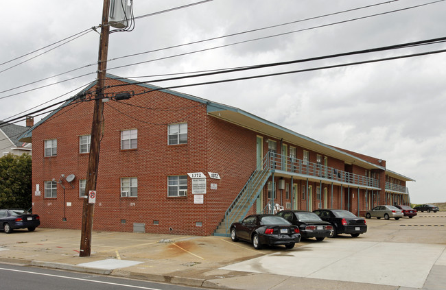 1362-1372 W Ocean View Ave in Norfolk, VA - Building Photo - Building Photo