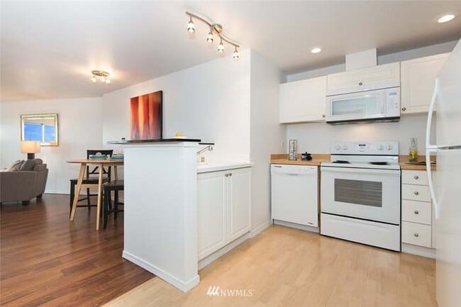 3318 30th Ave SW, Unit B 505 in Seattle, WA - Building Photo - Building Photo