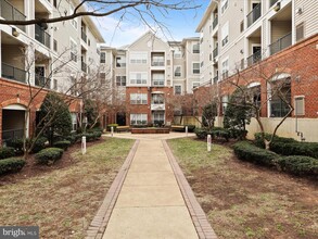 4860 Eisenhower Ave in Alexandria, VA - Building Photo - Building Photo