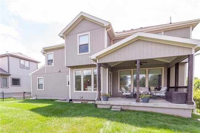 9106 W 165th Ter in Overland Park, KS - Foto de edificio - Building Photo