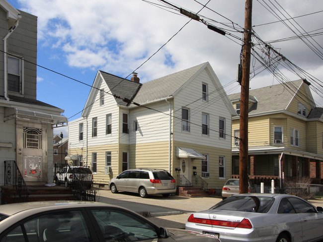 10152 98th St in Ozone Park, NY - Foto de edificio - Building Photo