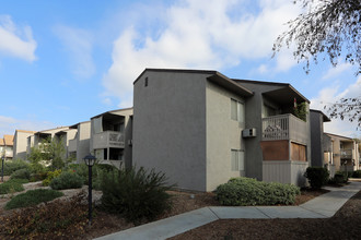 Pepper Creek in El Cajon, CA - Foto de edificio - Building Photo