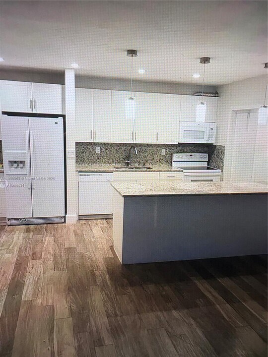 13864 SW 90th Ave in Miami, FL - Building Photo