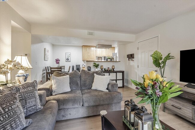 1101 Lakeview Cir, Unit 1101 Lakeview