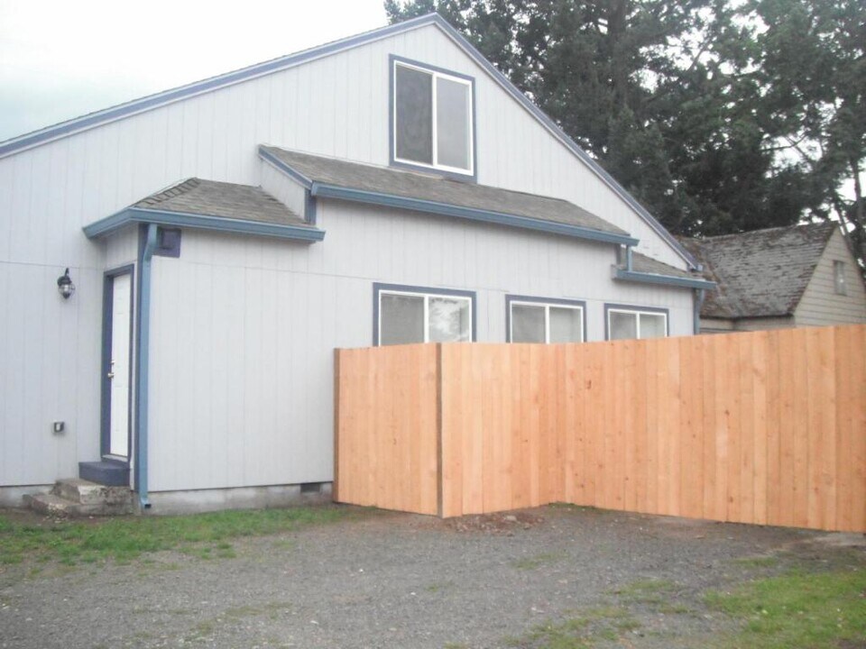 387 E Milton St in Lebanon, OR - Building Photo