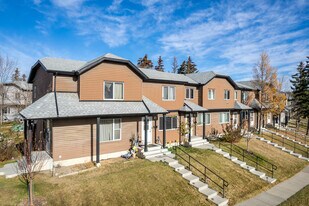 Hunterhorn Place in Calgary, AB - Building Photo