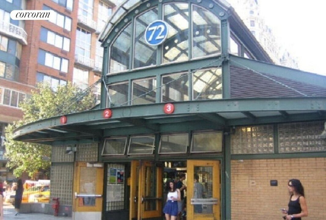 250 W 72nd St in New York, NY - Building Photo