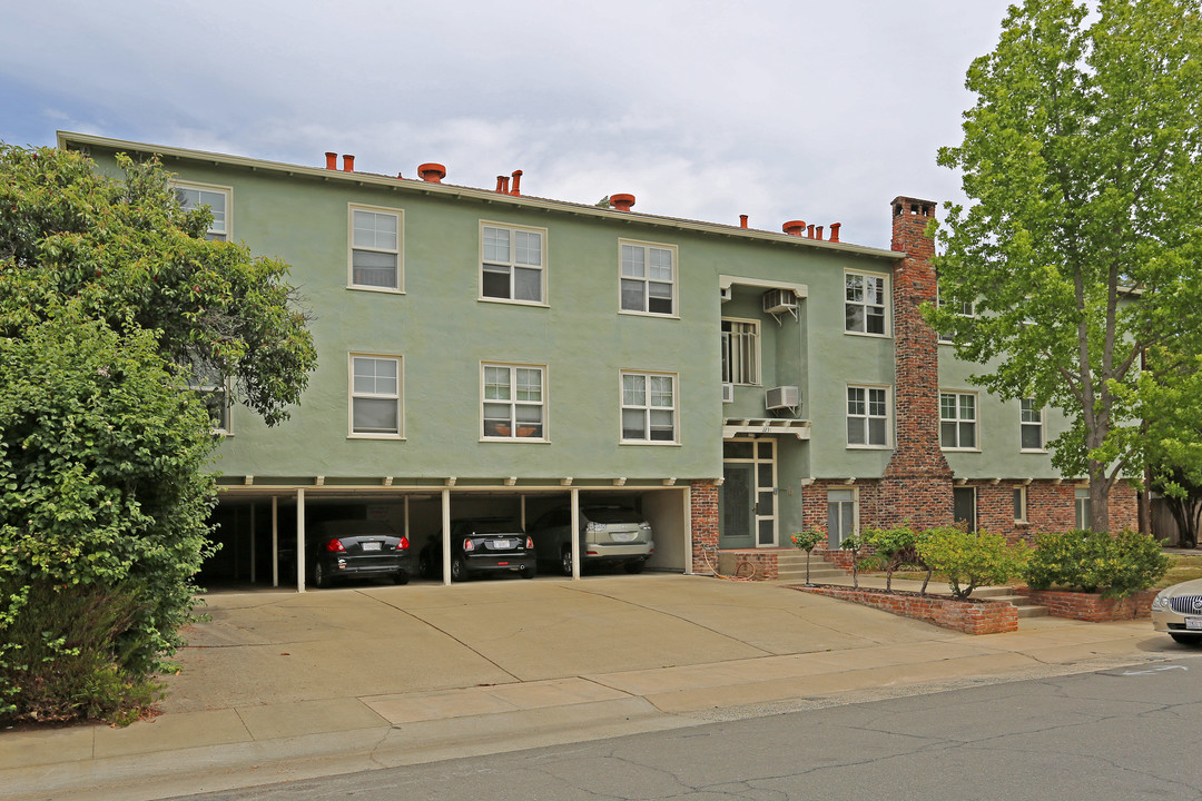 Land Park Apartments in Sacramento, CA - Building Photo