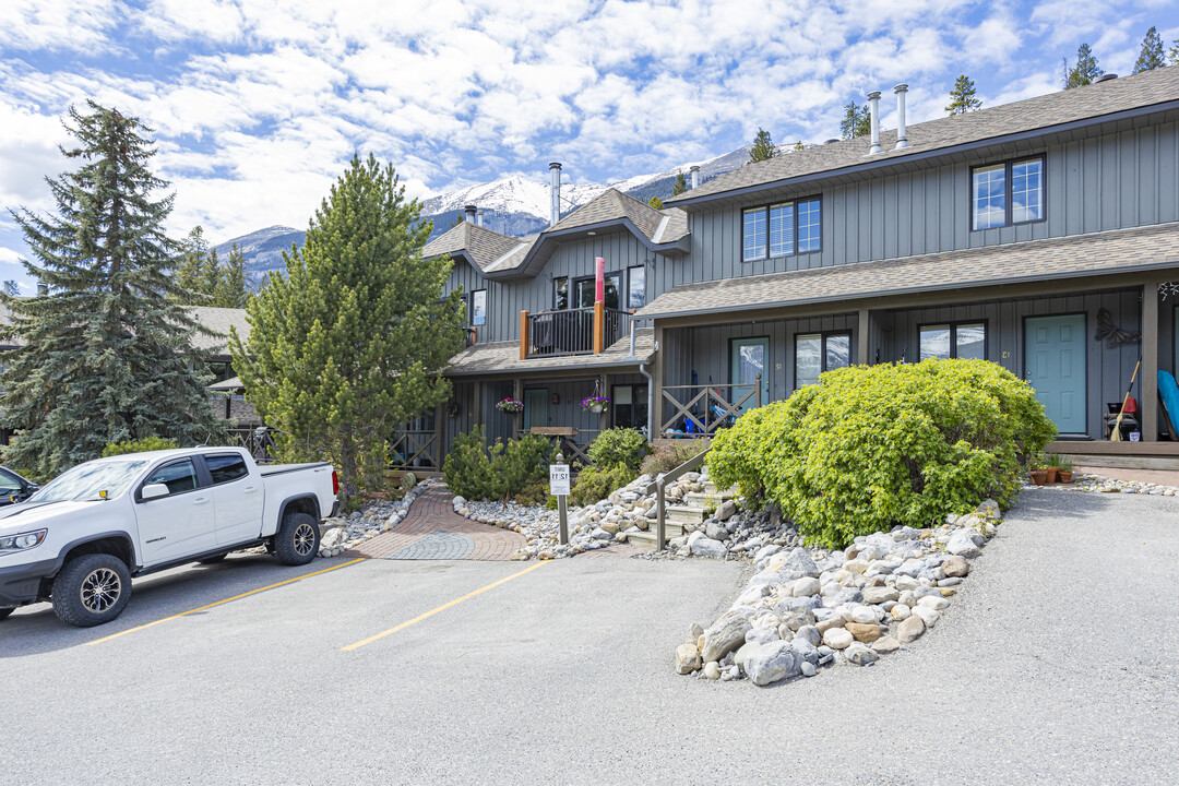 200 Elk Run Blvd in Canmore, AB - Building Photo