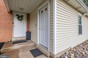 560B Thrush Ct in Yardley, PA - Building Photo