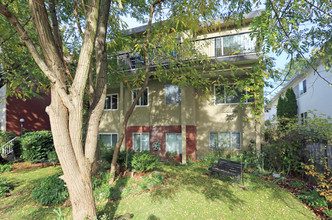 Acacia Tree Place in North Vancouver, BC - Building Photo - Building Photo